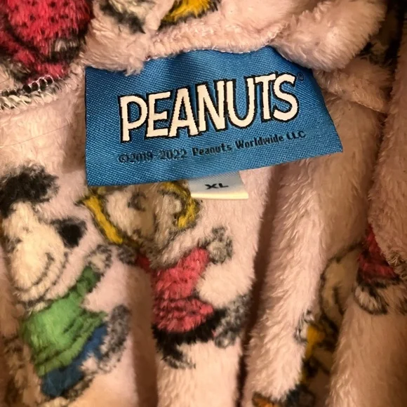 Peanuts Pink Robe - Picture 2 of 3